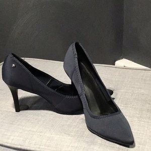 Gorgeous Simply Vera Navy pumps.